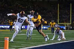 Cal slows Minnesota offense, Sagapolutele throws 3 TDs in win